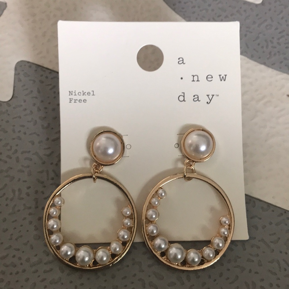 $2 When Bundled! Gold & pearl earrings